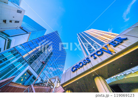 日本の東京都市景観 10月。歩道橋のある街。渋谷アクシュや渋谷クロスタワー、渋谷ヒカリエなどを望む 日本の東京都市景観 10月。歩道橋のある街。渋谷アクシュや渋谷クロスタワー、渋谷ヒカリエなどを望む 119069123