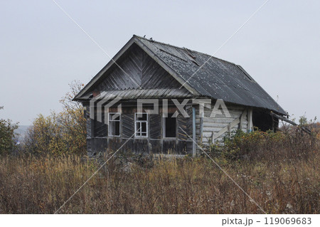 Abandoned wooden house 119069683