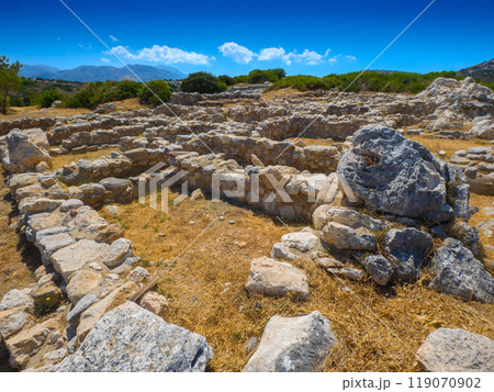 ミノア文明の遺跡に残る建物の土台石 (ギリシャ、クレタ島、グルニア) ミノア文明の遺跡に残る建物の土台石 (ギリシャ、クレタ島、グルニア) 119070902