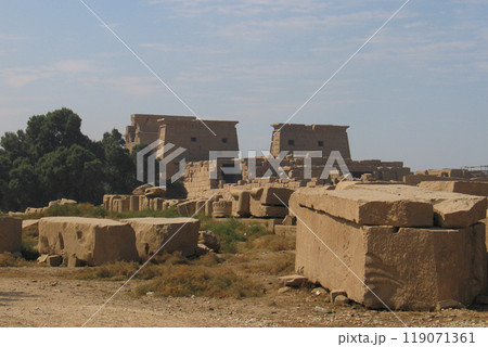 Temple complex in Egypt, stone ruins, desert landscape 119071361