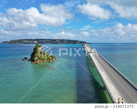 沖縄県本部半島の海中道路、古宇利大橋の空撮 119071375