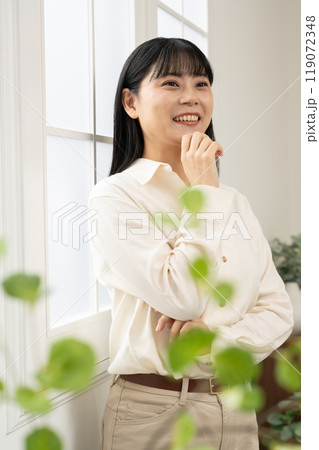 窓際に立ってポーズをとる女性 窓際に立ってポーズをとる女性 119072348