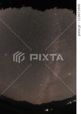 北杜市白州町、未明の宙分ける天の川に昇り来る木星と冬の星々、沈み行く夏の大三角 119072600