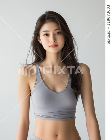 アンダーウェア姿の美しい女性 119073003