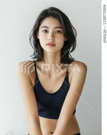 キャミソール姿の美しい女性 キャミソール姿の美しい女性 119073004