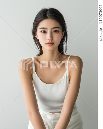 キャミソール姿の美しい女性 119073005