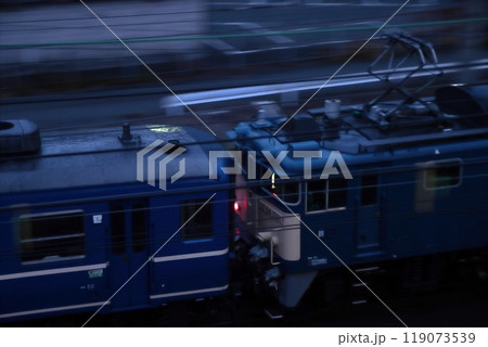 夜の高崎機関区(ぐんま車両センター)で入替作業をするEF64-1001号機_2024/10/5撮影 119073539