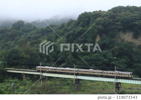 深い霧に包まれた吾妻線を疾走するE211系電車_2024/10/5撮影 119073543