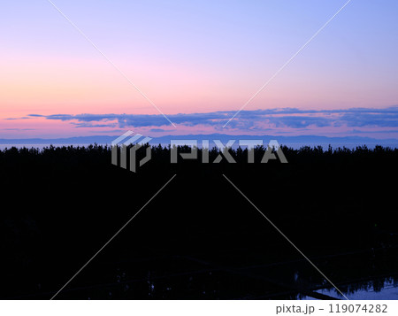 日本海に沈む夕日と田園風景 119074282