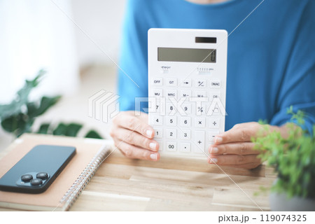電卓を持つ女性の手元 電卓を持つ女性の手元 119074325