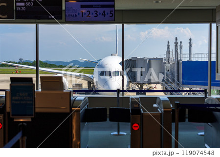 空港の搭乗口と停泊中の飛行機 119074548