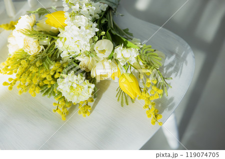 白いウィンザーチェアとブーケ 119074705