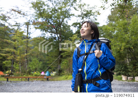 テント泊をする山ガール テント泊をする山ガール 119074911