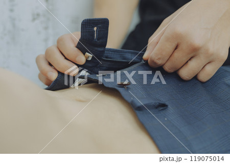 スラックスのファスナーを下す　ボーイズラブ 119075014