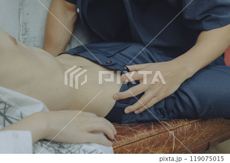 スラックスのファスナーを下す　ボーイズラブ 119075015