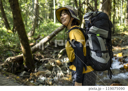 ハイキングをする女性 119075090