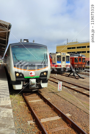 宮古駅で停車中のリゾートあすなろと三陸鉄道車両 119075319