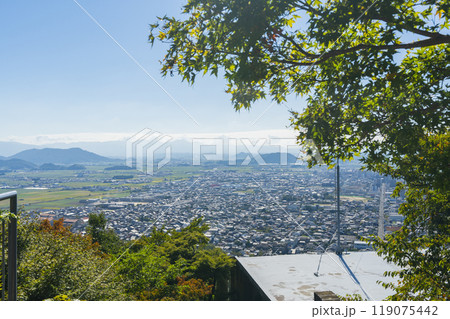 八幡山展望館（二の丸址）からの眺め　眼下に近江八幡市街が広がる 119075442