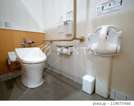 べビーチェア付きの公衆トイレ 119075486