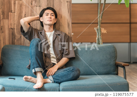 家のリビングで退屈な時間を過ごす若いアジア人男性(つまらない・憂鬱・無気力・ダルい・疲労・鬱病) 家のリビングで退屈な時間を過ごす若いアジア人男性(つまらない・憂鬱・無気力・ダルい・疲労・鬱病) 119075577