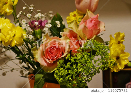 部屋を彩る花の情景 119075781