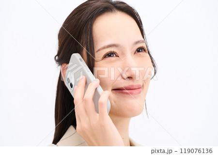 通話をするビジネスウーマン 119076136