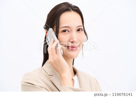 通話をするビジネスウーマン 通話をするビジネスウーマン 119076141