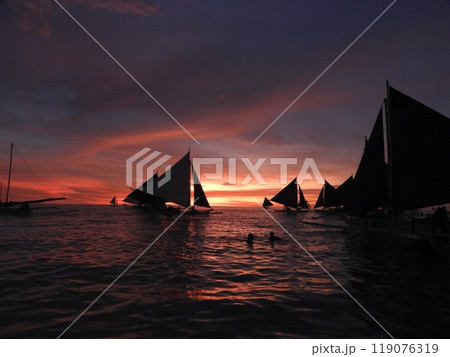 ボラカイ島のホワイトビーチのサンセットの様子　フィリピン　10月 119076319