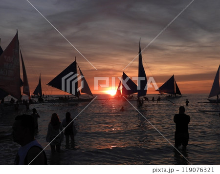 ボラカイ島のホワイトビーチのサンセットの様子　フィリピン　10月 119076321