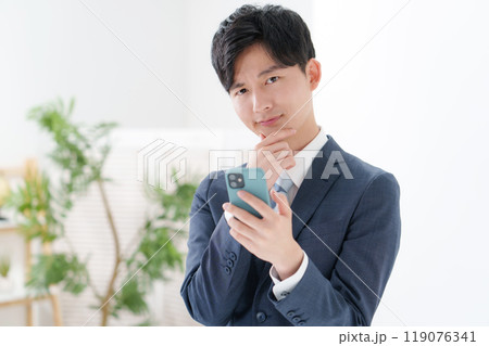 スーツを着た男性　スマートフォン　 119076341
