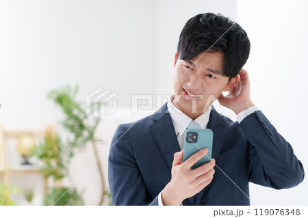 スーツを着た男性 スマートフォン スーツを着た男性 スマートフォン 119076348