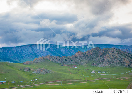 モンゴル、テレルジ国立公園内の山脈 119076791