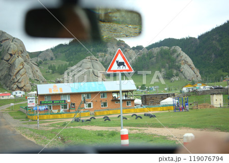 車内から見たモンゴルの道路標識 119076794