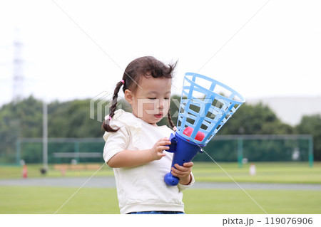 公園で遊ぶ子供 公園で遊ぶ子供 119076906
