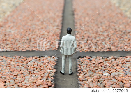 岐路 交差点に立つビジネススーツの男性人形　人生 キャリアのイメージ  119077046