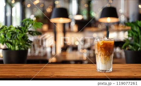 オシャレなカフェのテーブルとアイスカフェラテ 119077261