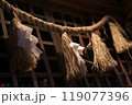 灯に照らされた垂のついたしめ縄 119077396