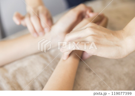 脈診をする鍼灸師 脈診をする鍼灸師 119077399