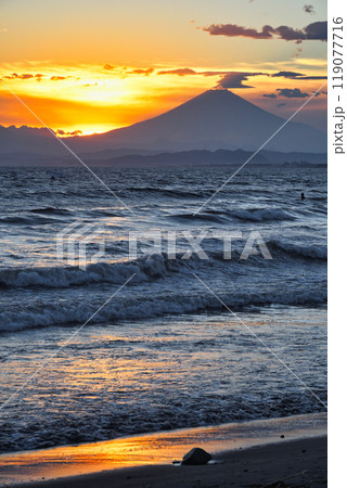 江ノ島　片瀬西浜海水浴場の夕日と富士山（神奈川県藤沢市） 119077716