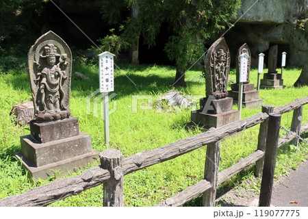 瑞巌寺の岩窟群、信仰心と修験者。 瑞巌寺の岩窟群、信仰心と修験者。 119077775