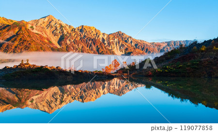 秋の唐松岳登山（夜明けの八方池と白馬三山） 119077858