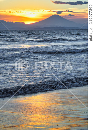 江ノ島　片瀬西浜海水浴場の夕日と富士山（神奈川県藤沢市） 119077860