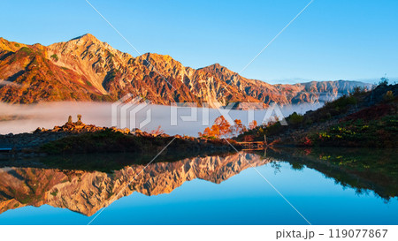 秋の唐松岳登山(夜明けの八方池と白馬三山) 秋の唐松岳登山(夜明けの八方池と白馬三山) 119077867