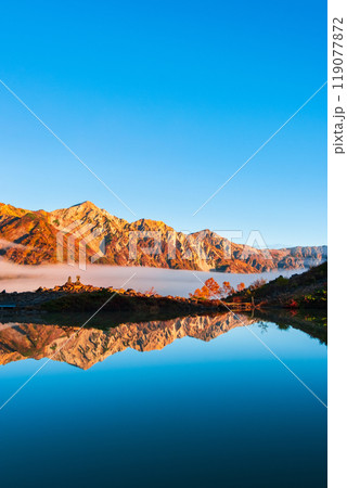 秋の唐松岳登山（夜明けの八方池と白馬三山） 119077872
