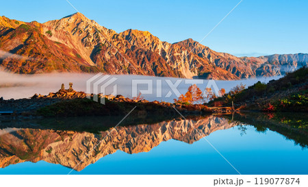 秋の唐松岳登山（夜明けの八方池と白馬三山） 119077874