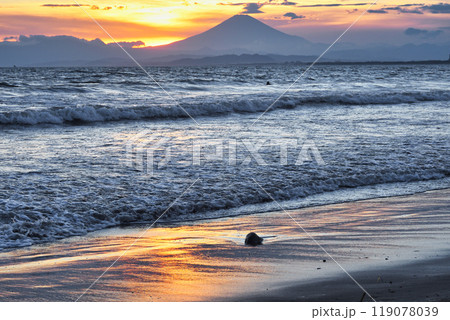 江ノ島 片瀬西浜海水浴場の夕日と富士山(神奈川県藤沢市) 江ノ島 片瀬西浜海水浴場の夕日と富士山(神奈川県藤沢市) 119078039