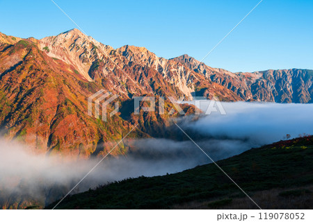 秋の唐松岳登山（夜明けの白馬三山） 119078052
