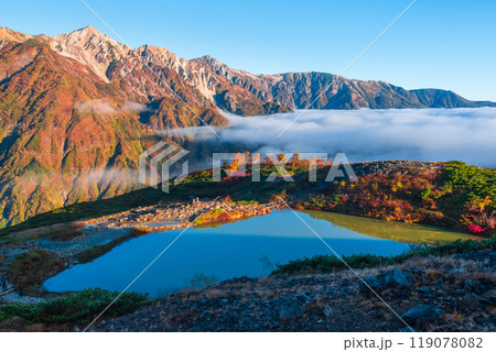 秋の唐松岳登山（夜明けの八方池と白馬三山） 119078082