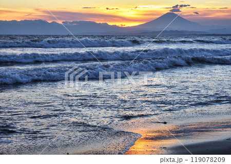江ノ島　片瀬西浜海水浴場の夕日と富士山（神奈川県藤沢市） 119078209