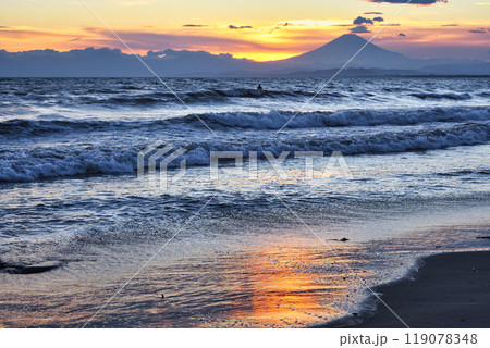 江ノ島　片瀬西浜海水浴場の夕日と富士山（神奈川県藤沢市） 119078348